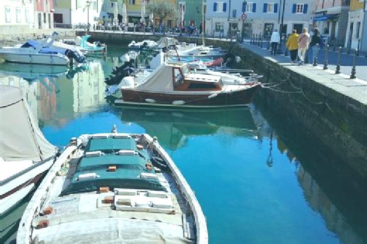 10 escort profiles in Muggio, Italy. Browse companions, services, rates and book online. Incall and outcall available.