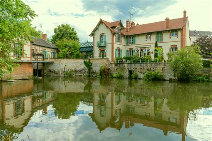 11 escort profiles in Vannes-sur-Cosson, France. Browse companions, services, rates and book online. Incall and outcall available.