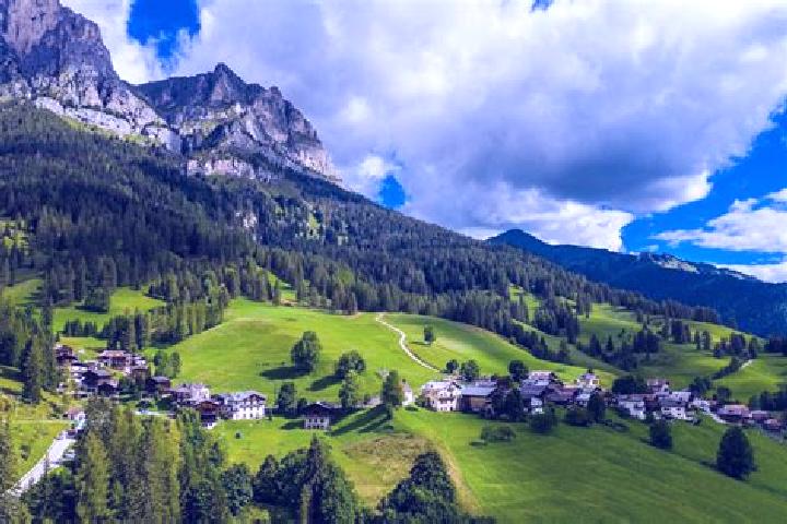 6 escort profiles in Valle di Cadore, Italy. Browse companions, services, rates and book online. Incall and outcall available.