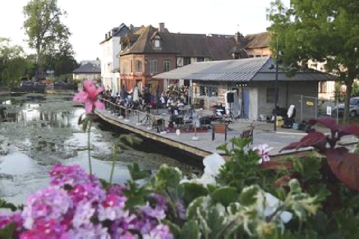 7 escort profiles in Meslin, France. Browse companions, services, rates and book online. Incall and outcall available.