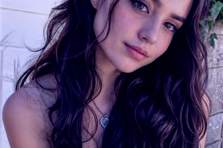 Addison, 25, a brunette hazel-eyed european companion based in Lisle-en-Rigault. Offering Travel Companion, A-Level, Erotic Massage, Massage. Available for i...
