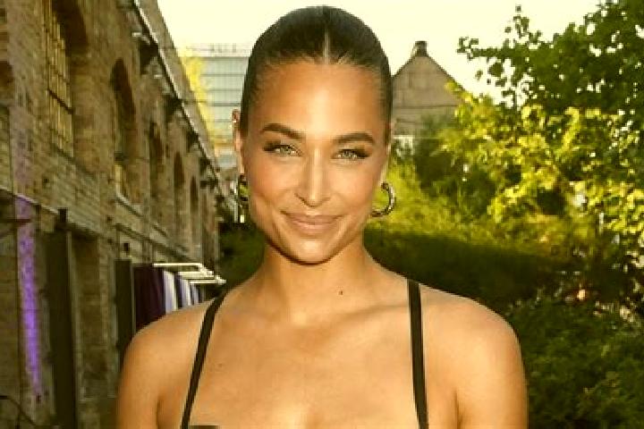 Addison, 31, a auburn amber-eyed caribbean companion based in Crofton. Offering Overnight, Erotic Massage, A-Level, Girlfriend Experience, Deep French Kissin...