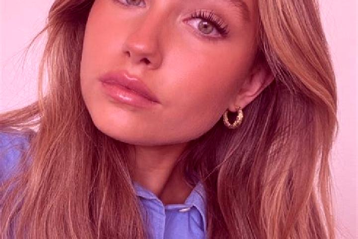Alice, 21, a dark blonde green-eyed european companion based in Daghian. Offering Party Girl, Domination, Travel Companion, A-Level. Available for incall and...