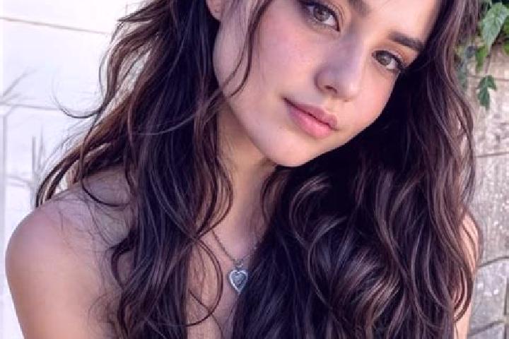 Alice, 25, a auburn dark-eyed middle eastern companion based in Cayang. Offering GFE, Erotic Massage, Dinner Date, OWO, Girlfriend Experience. Available for ...