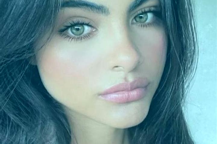 Alice, 25, a brunette dark-eyed middle eastern companion based in Lopadea Noua. Offering Erotic Massage, Couples, Tantra, Girlfriend Experience. Available fo...