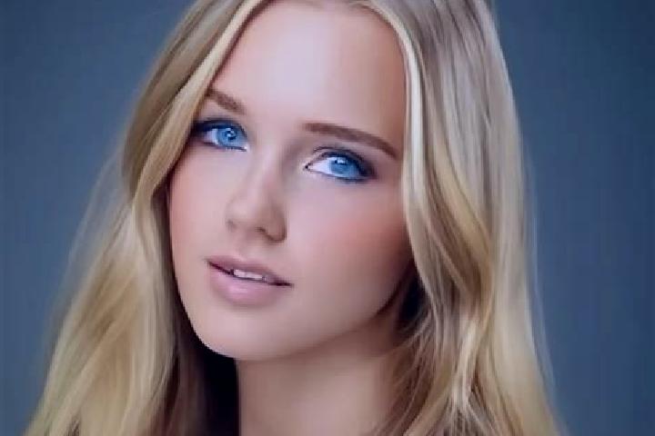 Alice, 28, a chestnut blue-eyed slavic companion based in Martinkovice. Offering A-Level, Erotic Massage. Available for incall and outcall, overnight booking...