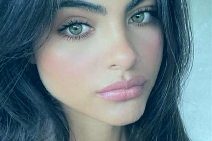 Alice, 29, a brunette amber-eyed indian companion based in Calles. Offering CIM, Massage, BDSM. Available for incall and outcall, overnight bookings available.