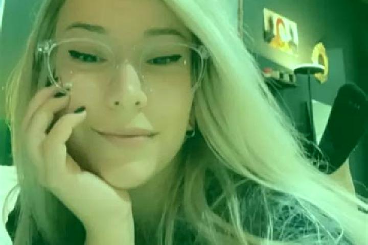 Alice, 30, a blonde grey-eyed mixed companion based in Muhlenbach. Offering Striptease, Erotic Massage. Available for incall and outcall, day and evening dates.