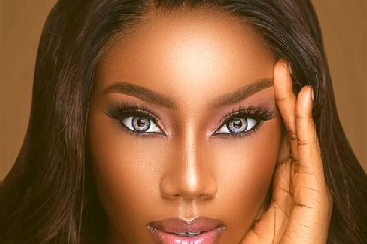 Alice, 31, a chestnut blue-eyed ebony companion based in Barroquinha. Offering Domination, Deep French Kissing, Dinner Date, Duos. Available for incall and o...