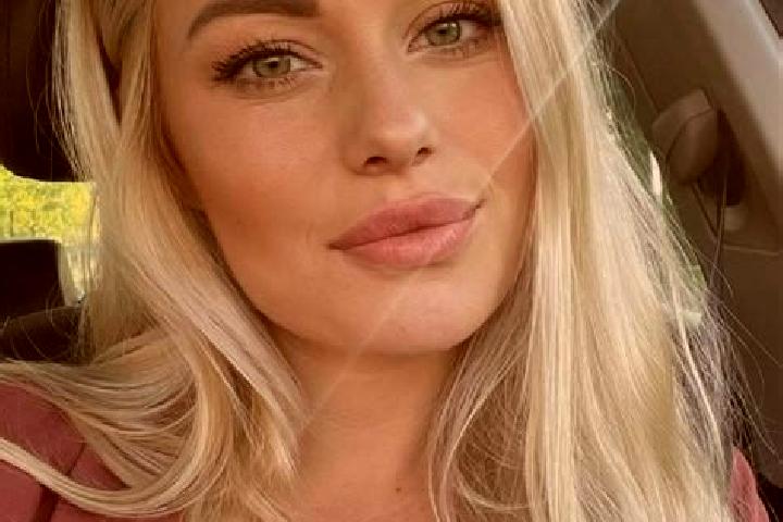 Alice, 33, a blonde hazel-eyed mixed companion based in Dahili. Offering Erotic Massage, Tantra, Domination, A-Level, Striptease. Available for incall and ou...