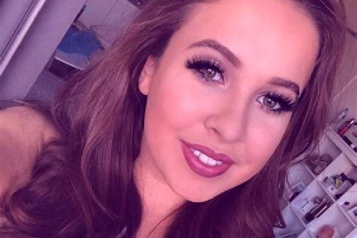 Alice, 38, a red grey-eyed mediterranean companion based in Citasuk. Offering Couples, Striptease, CIM. Available for incall and outcall, day and evening dates.