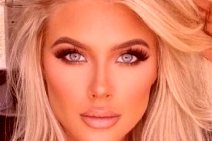 Amelia, 28, a blonde hazel-eyed ebony companion based in Crasna. Offering Couples, CIM, 69, Tantra. Available for incall and outcall, day and evening dates.