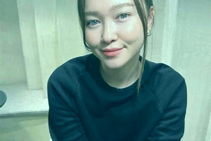 Aria, 21, a auburn blue-eyed asian companion based in Barrio de San Joaquin. Offering Duos, CIM, Fetish, OWO, Tantra. Available for incall and outcall, overn...
