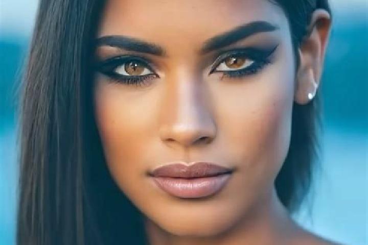 Aria, 25, a brunette amber-eyed latina companion based in Petershausen-West. Offering Erotic Massage, Striptease, Roleplay, Overnight. Available for incall a...