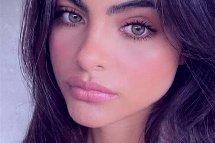 Aria, 27, a brunette dark-eyed european companion based in Chigore. Offering BDSM, Dinner Date, Massage. Available for incall and outcall, day and evening da...
