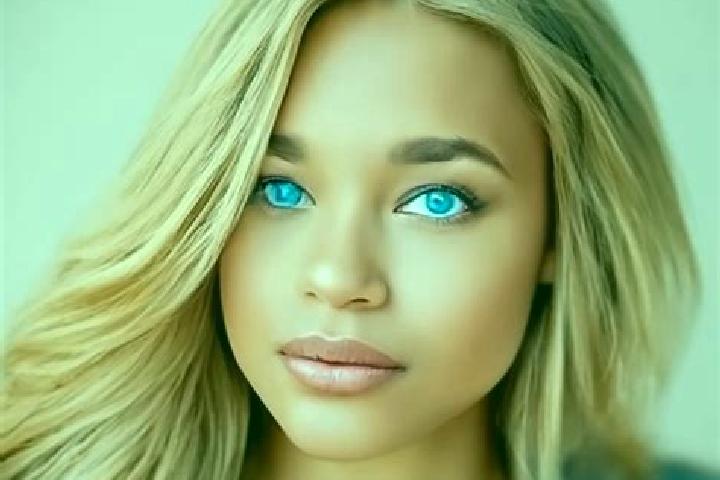 Aria, 29, a chestnut blue-eyed latina companion based in Vinohrady. Offering Duos, GFE, BDSM, A-Level. Available for incall and outcall, day and evening dates.