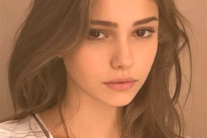 Aria, 33, a chestnut hazel-eyed slavic companion based in San Diego. Offering CIM, GFE, Couples. Available for incall and outcall, day and evening dates.