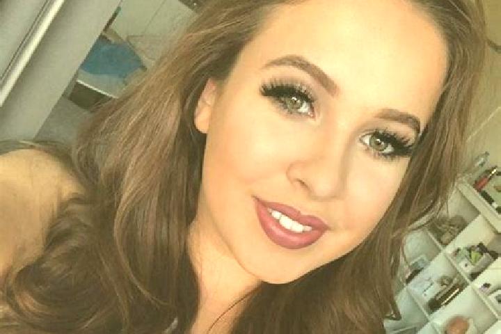 Ariana, 21, a red brown-eyed mixed companion based in Lamine. Offering CIM, Fetish, Duos. Available for incall and outcall, day and evening dates.