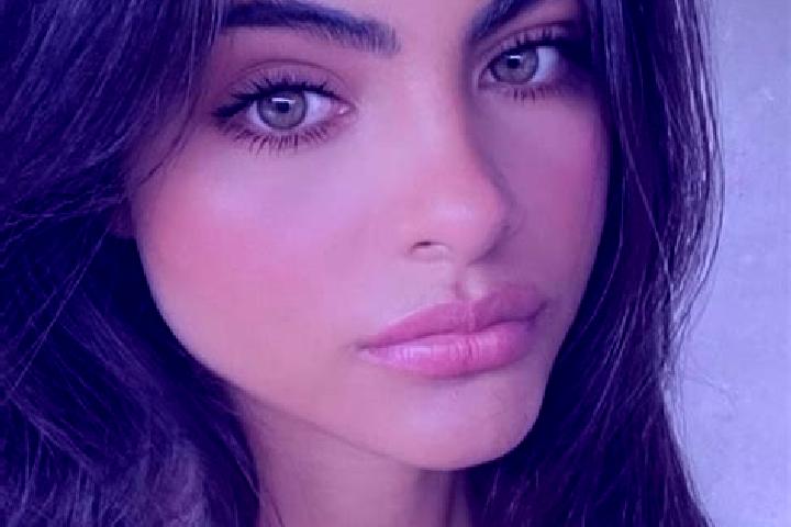 Ariana, 23, a brunette green-eyed latina companion based in Rohan. Offering Tantra, Duos, Travel Companion. Available for incall and outcall, overnight booki...