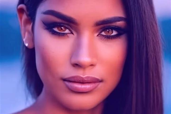 Ariana, 23, a chestnut amber-eyed latina companion based in Troarn. Offering Duos, CIM. Available for incall and outcall, day and evening dates.