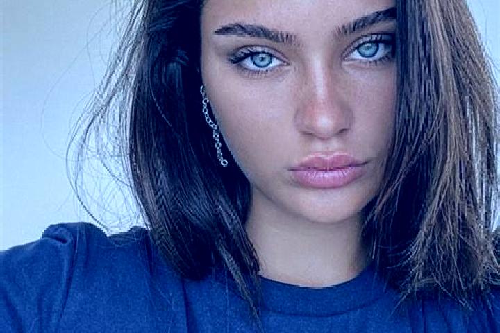 Ariana, 27, a brunette dark-eyed indian companion based in Abikro. Offering Massage, Prostate Massage. Available for incall and outcall, day and evening dates.