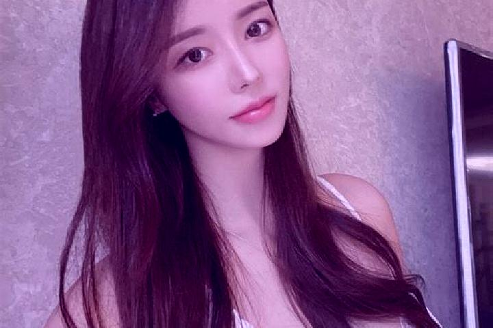 Ariana, 30 — Escort in Fajar, Singapore