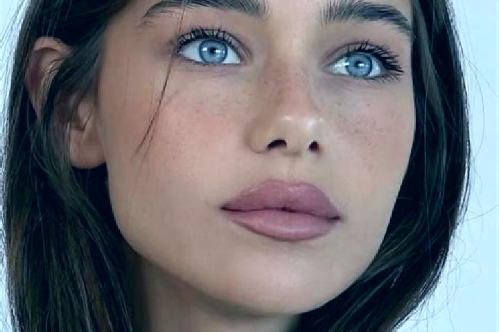 Aubrey, 26, a brunette brown-eyed asian companion based in Campo Novo. Offering A-Level, Duos. Available for incall and outcall, day and evening dates.