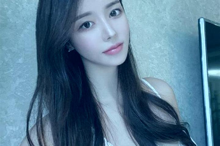 Aubrey, 27 — Escort in Jialou, China
