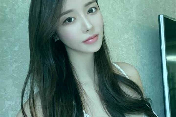 Aurora, 21 — Escort in Xinliao, China
