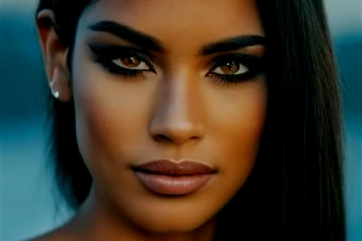 Aurora, 22, a chestnut hazel-eyed latina companion based in Vigia del Fuerte. Offering CIM, Domination. Available for incall and outcall, day and evening dates.