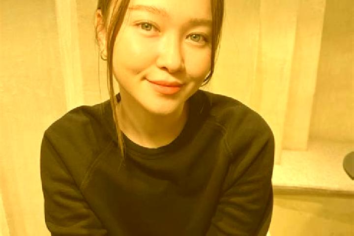 Aurora, 30, a red blue-eyed asian companion based in Islay (Matarani). Offering A-Level, Domination, OWO. Available for incall and outcall, overnight booking...