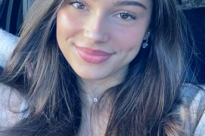 Ava, 22, a brunette hazel-eyed latina companion based in Thulamahashi. Offering Erotic Massage, Couples, Travel Companion, Roleplay, Massage. Available for i...