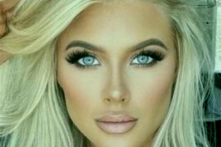 Ava, 33, a platinum blonde hazel-eyed mediterranean companion based in Mazaricos. Offering Erotic Massage, Travel Companion, BDSM, Massage. Available for inc...