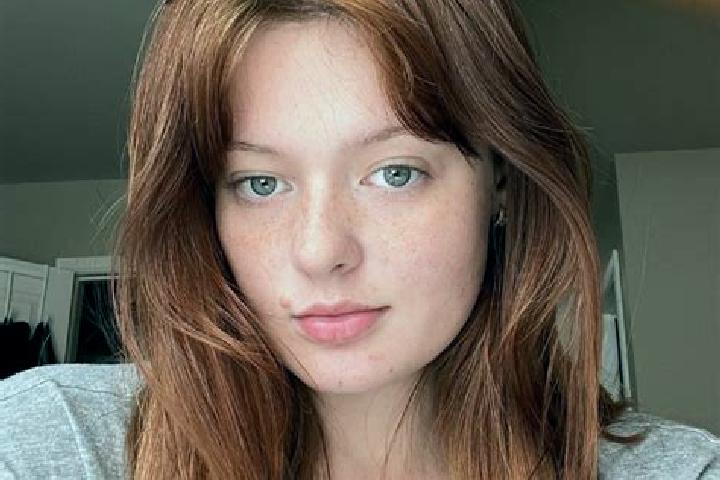 Avery, 24, a auburn amber-eyed mixed companion based in Safende. Offering Roleplay, 69, Overnight. Available for incall and outcall, day and evening dates.