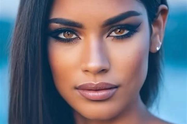 Avery, 25, a red brown-eyed latina companion based in Ducats. Offering Striptease, Roleplay, Massage. Available for incall and outcall, day and evening dates.