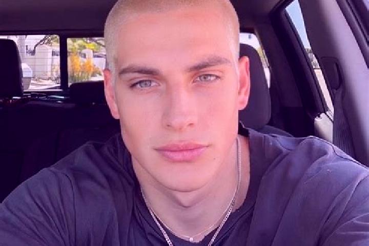Avery, 27, a dark blonde grey-eyed slavic companion based in Lapaz. Offering Overnight, Tantra, Domination. Available for incall and outcall, day and evening...