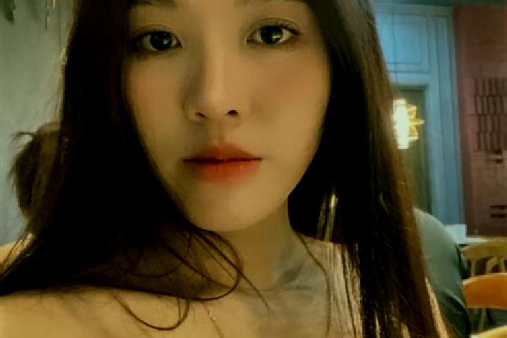 Chloe, 20 — Escort in Huong Thuy, Vietnam