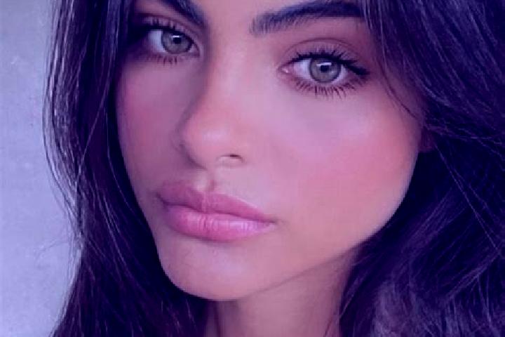 Chloe, 21, a brunette dark-eyed indian companion based in Gulgam. Offering Tantra, Striptease, Massage. Available for incall and outcall, day and evening dates.