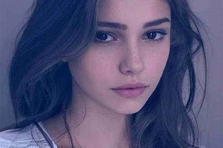 Chloe, 21, a chestnut dark-eyed slavic companion based in Charter Oak. Offering Fetish, OWO. Available for incall and outcall, day and evening dates.