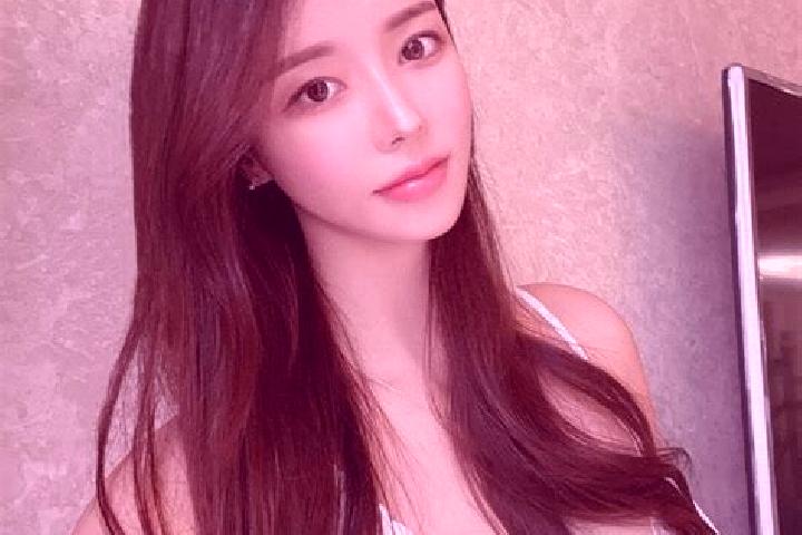 Chloe, 21 — Escort in Ardmore, Canada