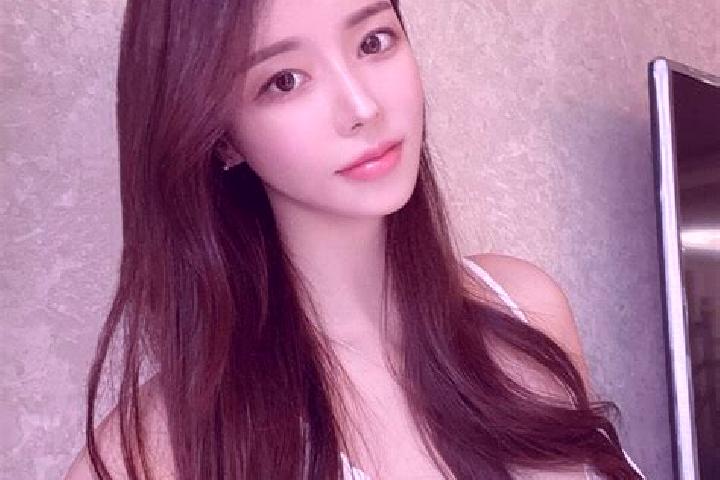Chloe, 21 — Escort in Langjun, China
