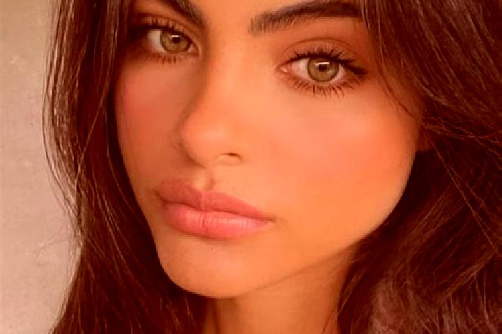 Chloe, 22, a chestnut green-eyed indian companion based in Horni Slavkov. Offering GFE, Striptease, Domination. Available for incall and outcall, day and eve...