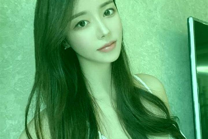 Chloe, 22 — Escort in Runsong, China