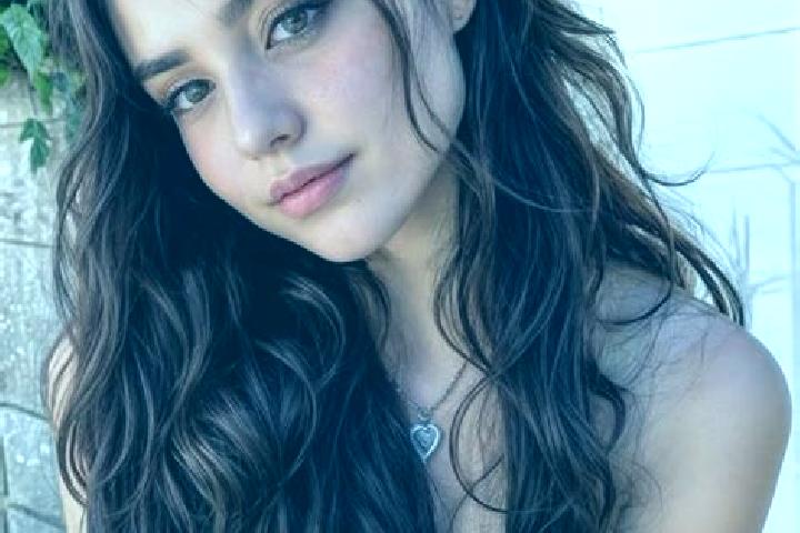 Chloe, 23, a auburn hazel-eyed european companion based in Yanco. Offering GFE, Deep French Kissing, BDSM, Overnight. Available for incall and outcall, overn...