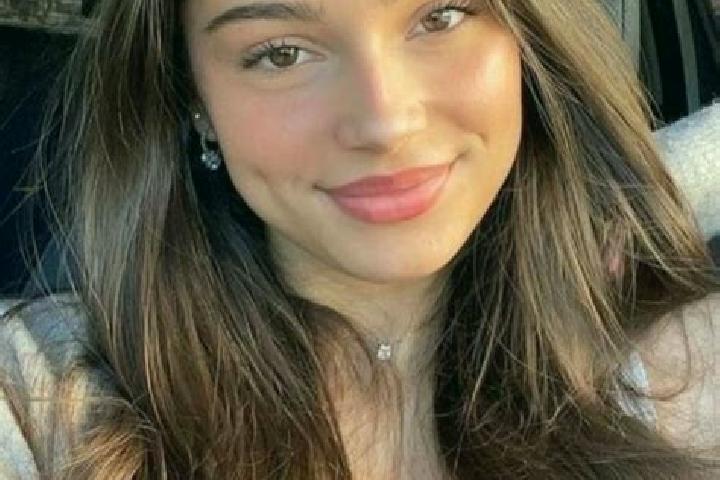 Chloe, 24, a auburn hazel-eyed slavic companion based in Ad Durayhimi. Offering GFE, OWO. Available for incall and outcall, overnight bookings available.