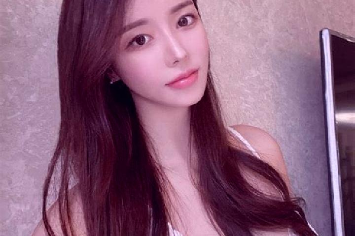 Chloe, 24 — Escort in Habibola, Indonesia