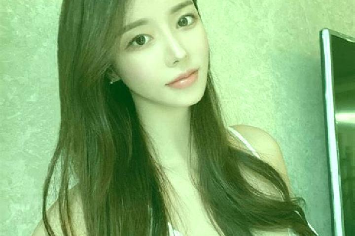 Chloe, 25 — Escort in Sambidoplang, Indonesia