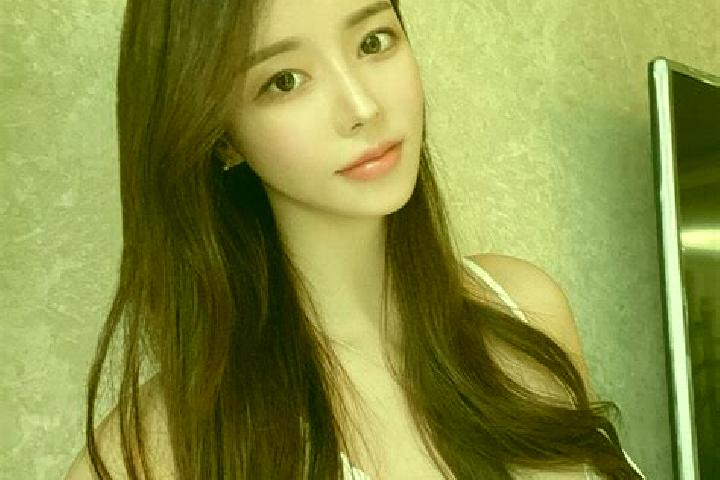 Chloe, 25 — Escort in Timurjaya, Indonesia