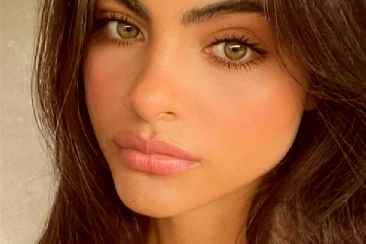 Chloe, 26, a chestnut green-eyed indian companion based in Vraniut. Offering Tantra, Dinner Date, Girlfriend Experience. Available for incall and outcall, da...