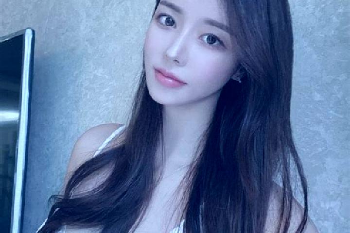 Chloe, 26 — Escort in Mergayu, Indonesia